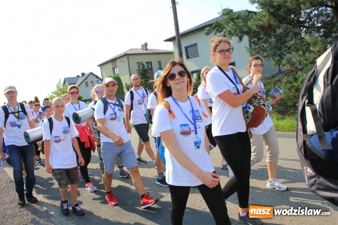 Zdjęcie w galerii na portalu naszwodzislaw.com: 228 pielgrzymów wyruszyło dziś w drogę z Lubomi na Jasną Górę wiadomości z regionu