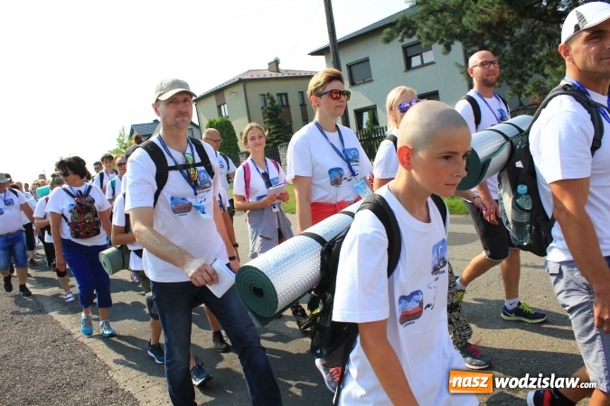 Zdjęcie w galerii na portalu naszwodzislaw.com: 228 pielgrzymów wyruszyło dziś w drogę z Lubomi na Jasną Górę wiadomości z regionu