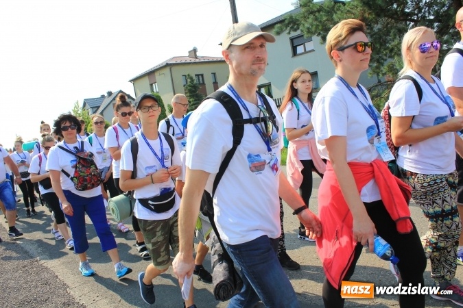 Zdjęcie w galerii na portalu naszwodzislaw.com: 228 pielgrzymów wyruszyło dziś w drogę z Lubomi na Jasną Górę wiadomości z regionu