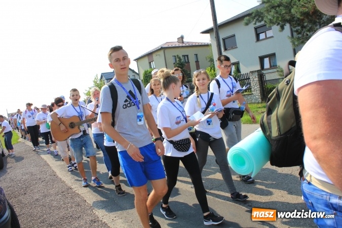 Zdjęcie w galerii na portalu naszwodzislaw.com: 228 pielgrzymów wyruszyło dziś w drogę z Lubomi na Jasną Górę wiadomości z regionu