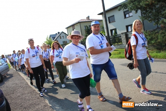 Zdjęcie w galerii na portalu naszwodzislaw.com: 228 pielgrzymów wyruszyło dziś w drogę z Lubomi na Jasną Górę wiadomości z regionu