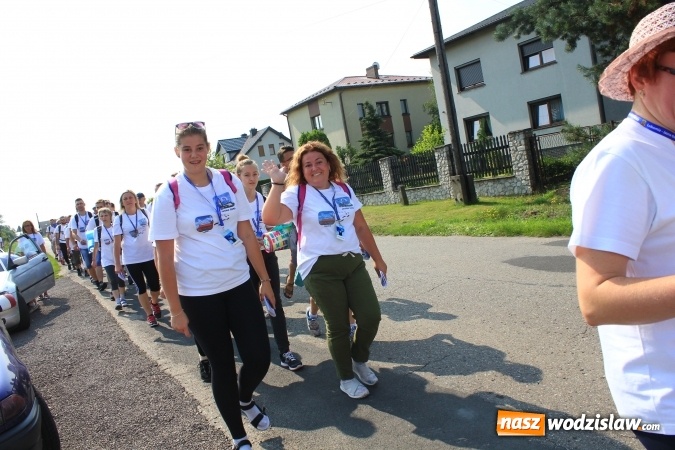 Zdjęcie w galerii na portalu naszwodzislaw.com: 228 pielgrzymów wyruszyło dziś w drogę z Lubomi na Jasną Górę wiadomości z regionu