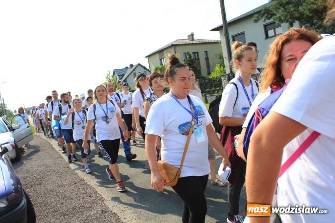 Zdjęcie w galerii na portalu naszwodzislaw.com: 228 pielgrzymów wyruszyło dziś w drogę z Lubomi na Jasną Górę wiadomości z regionu