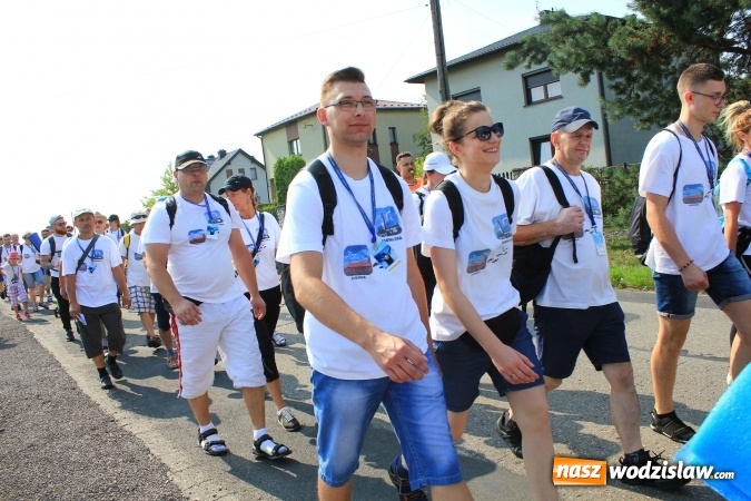 Zdjęcie w galerii na portalu naszwodzislaw.com: 228 pielgrzymów wyruszyło dziś w drogę z Lubomi na Jasną Górę wiadomości z regionu