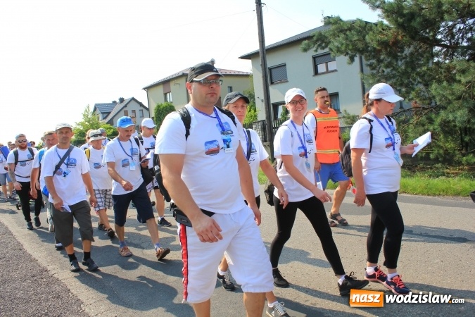 Zdjęcie w galerii na portalu naszwodzislaw.com: 228 pielgrzymów wyruszyło dziś w drogę z Lubomi na Jasną Górę wiadomości z regionu