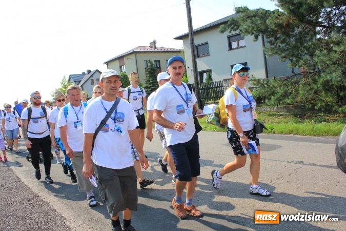Zdjęcie w galerii na portalu naszwodzislaw.com: 228 pielgrzymów wyruszyło dziś w drogę z Lubomi na Jasną Górę wiadomości z regionu