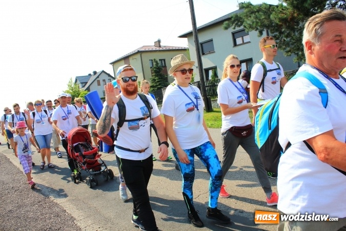 Zdjęcie w galerii na portalu naszwodzislaw.com: 228 pielgrzymów wyruszyło dziś w drogę z Lubomi na Jasną Górę wiadomości z regionu
