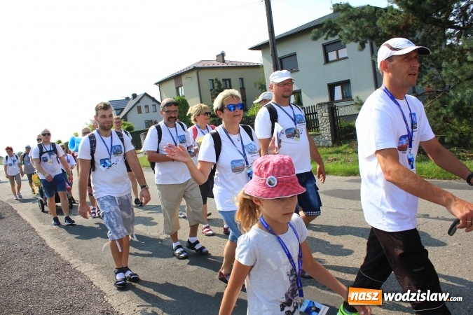 Zdjęcie w galerii na portalu naszwodzislaw.com: 228 pielgrzymów wyruszyło dziś w drogę z Lubomi na Jasną Górę wiadomości z regionu