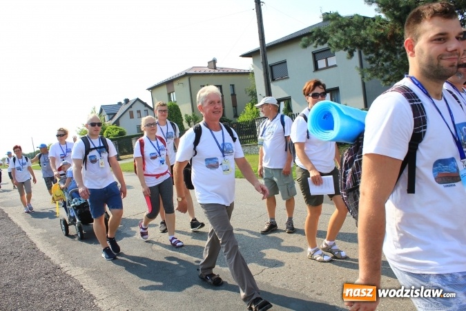 Zdjęcie w galerii na portalu naszwodzislaw.com: 228 pielgrzymów wyruszyło dziś w drogę z Lubomi na Jasną Górę wiadomości z regionu