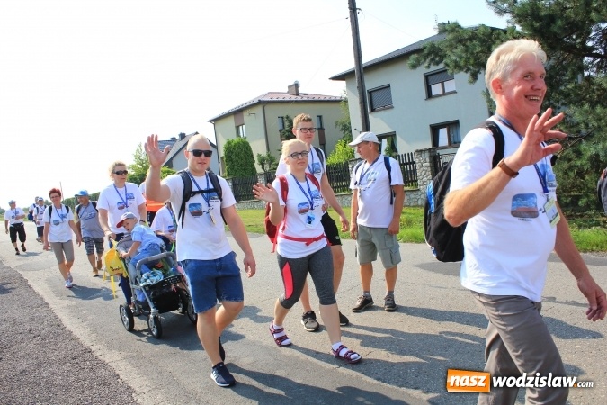 Zdjęcie w galerii na portalu naszwodzislaw.com: 228 pielgrzymów wyruszyło dziś w drogę z Lubomi na Jasną Górę wiadomości z regionu