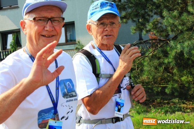 Zdjęcie w galerii na portalu naszwodzislaw.com: 228 pielgrzymów wyruszyło dziś w drogę z Lubomi na Jasną Górę wiadomości z regionu