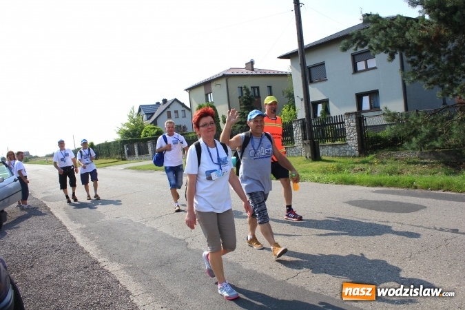 Zdjęcie w galerii na portalu naszwodzislaw.com: 228 pielgrzymów wyruszyło dziś w drogę z Lubomi na Jasną Górę wiadomości z regionu
