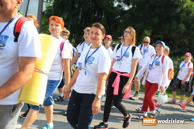 Zdjęcie w galerii na portalu naszwodzislaw.com: 228 pielgrzymów wyruszyło dziś w drogę z Lubomi na Jasną Górę wiadomości z regionu