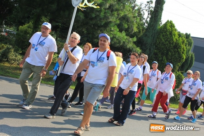 Zdjęcie w galerii na portalu naszwodzislaw.com: 228 pielgrzymów wyruszyło dziś w drogę z Lubomi na Jasną Górę wiadomości z regionu