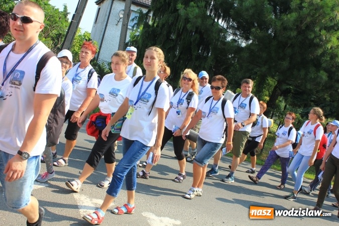 Zdjęcie w galerii na portalu naszwodzislaw.com: 228 pielgrzymów wyruszyło dziś w drogę z Lubomi na Jasną Górę wiadomości z regionu
