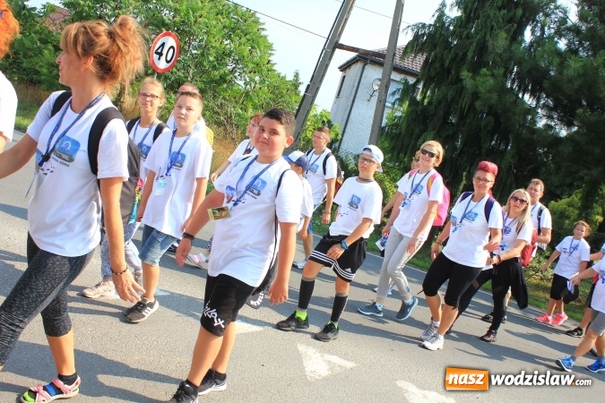 Zdjęcie w galerii na portalu naszwodzislaw.com: 228 pielgrzymów wyruszyło dziś w drogę z Lubomi na Jasną Górę wiadomości z regionu