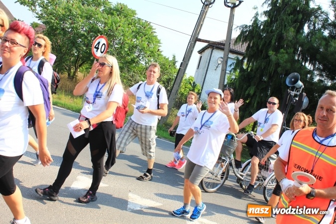 Zdjęcie w galerii na portalu naszwodzislaw.com: 228 pielgrzymów wyruszyło dziś w drogę z Lubomi na Jasną Górę wiadomości z regionu