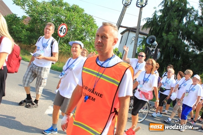 Zdjęcie w galerii na portalu naszwodzislaw.com: 228 pielgrzymów wyruszyło dziś w drogę z Lubomi na Jasną Górę wiadomości z regionu