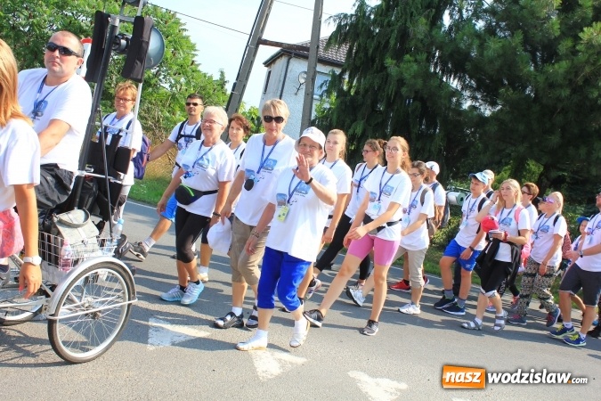 Zdjęcie w galerii na portalu naszwodzislaw.com: 228 pielgrzymów wyruszyło dziś w drogę z Lubomi na Jasną Górę wiadomości z regionu