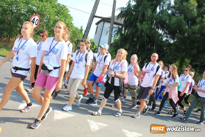 Zdjęcie w galerii na portalu naszwodzislaw.com: 228 pielgrzymów wyruszyło dziś w drogę z Lubomi na Jasną Górę wiadomości z regionu