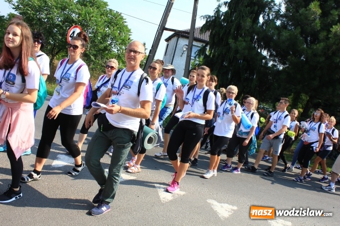 Zdjęcie w galerii na portalu naszwodzislaw.com: 228 pielgrzymów wyruszyło dziś w drogę z Lubomi na Jasną Górę wiadomości z regionu