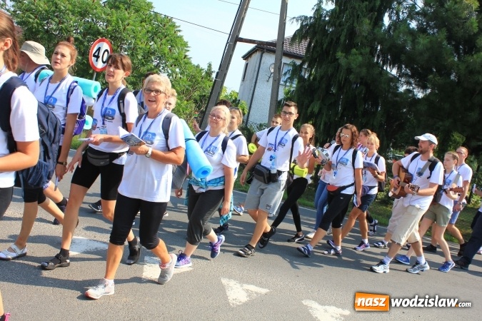 Zdjęcie w galerii na portalu naszwodzislaw.com: 228 pielgrzymów wyruszyło dziś w drogę z Lubomi na Jasną Górę wiadomości z regionu