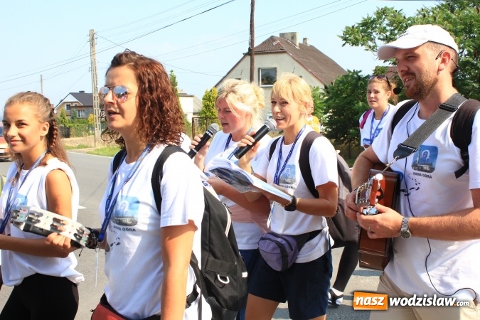 Zdjęcie w galerii na portalu naszwodzislaw.com: 228 pielgrzymów wyruszyło dziś w drogę z Lubomi na Jasną Górę wiadomości z regionu