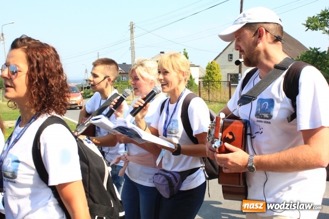 Zdjęcie w galerii na portalu naszwodzislaw.com: 228 pielgrzymów wyruszyło dziś w drogę z Lubomi na Jasną Górę wiadomości z regionu