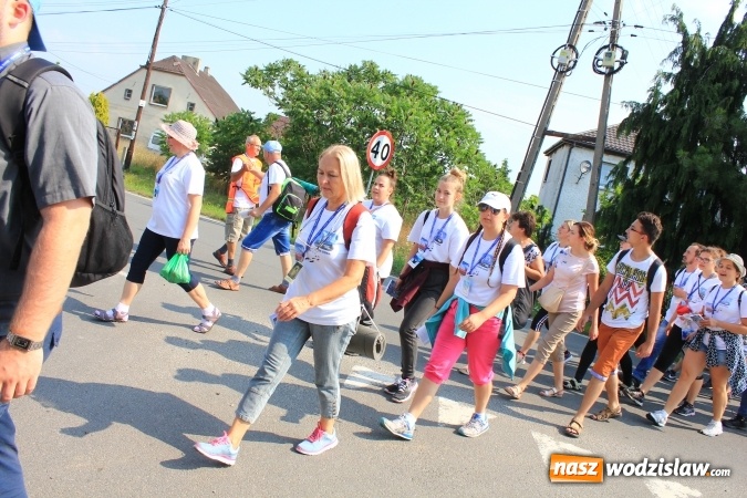 Zdjęcie w galerii na portalu naszwodzislaw.com: 228 pielgrzymów wyruszyło dziś w drogę z Lubomi na Jasną Górę wiadomości z regionu