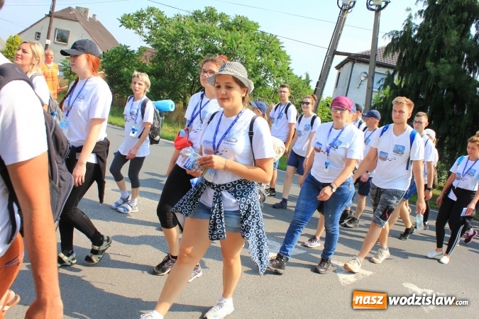 Zdjęcie w galerii na portalu naszwodzislaw.com: 228 pielgrzymów wyruszyło dziś w drogę z Lubomi na Jasną Górę wiadomości z regionu