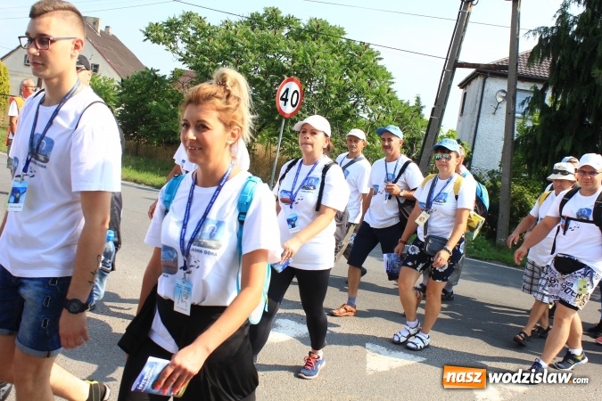 Zdjęcie w galerii na portalu naszwodzislaw.com: 228 pielgrzymów wyruszyło dziś w drogę z Lubomi na Jasną Górę wiadomości z regionu