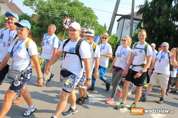 Zdjęcie w galerii na portalu naszwodzislaw.com: 228 pielgrzymów wyruszyło dziś w drogę z Lubomi na Jasną Górę wiadomości z regionu