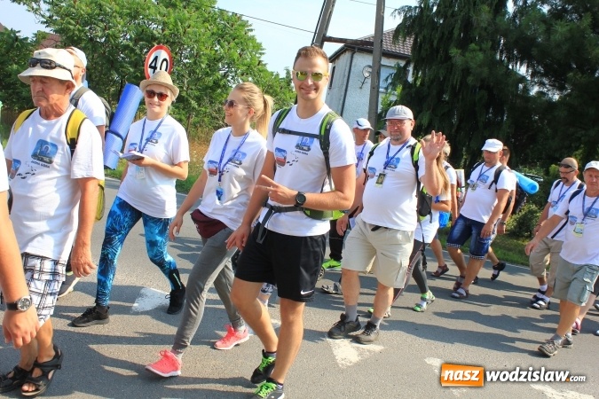 Zdjęcie w galerii na portalu naszwodzislaw.com: 228 pielgrzymów wyruszyło dziś w drogę z Lubomi na Jasną Górę wiadomości z regionu