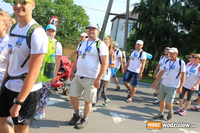 Zdjęcie w galerii na portalu naszwodzislaw.com: 228 pielgrzymów wyruszyło dziś w drogę z Lubomi na Jasną Górę wiadomości z regionu