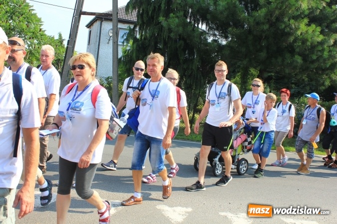 Zdjęcie w galerii na portalu naszwodzislaw.com: 228 pielgrzymów wyruszyło dziś w drogę z Lubomi na Jasną Górę wiadomości z regionu