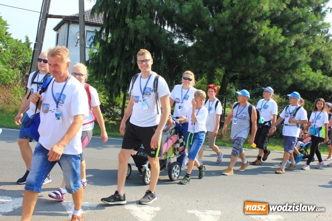 Zdjęcie w galerii na portalu naszwodzislaw.com: 228 pielgrzymów wyruszyło dziś w drogę z Lubomi na Jasną Górę wiadomości z regionu