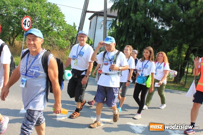 Zdjęcie w galerii na portalu naszwodzislaw.com: 228 pielgrzymów wyruszyło dziś w drogę z Lubomi na Jasną Górę wiadomości z regionu