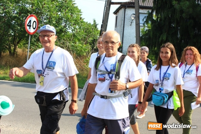 Zdjęcie w galerii na portalu naszwodzislaw.com: 228 pielgrzymów wyruszyło dziś w drogę z Lubomi na Jasną Górę wiadomości z regionu