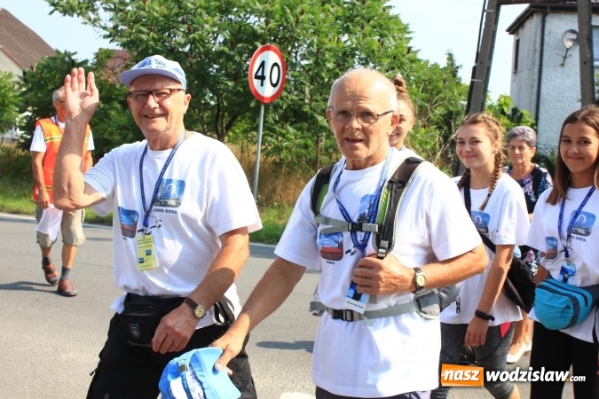 Zdjęcie w galerii na portalu naszwodzislaw.com: 228 pielgrzymów wyruszyło dziś w drogę z Lubomi na Jasną Górę wiadomości z regionu