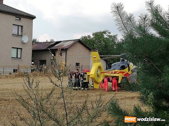 Zdjęcie w galerii na portalu naszwodzislaw.com: Pożar przy ulicy Jesionowej w Lubomi. Jedna osoba nie żyje. W akcji śmigłowiec Lotniczego Pogotowia Ratunkowego wiadomości z regionu