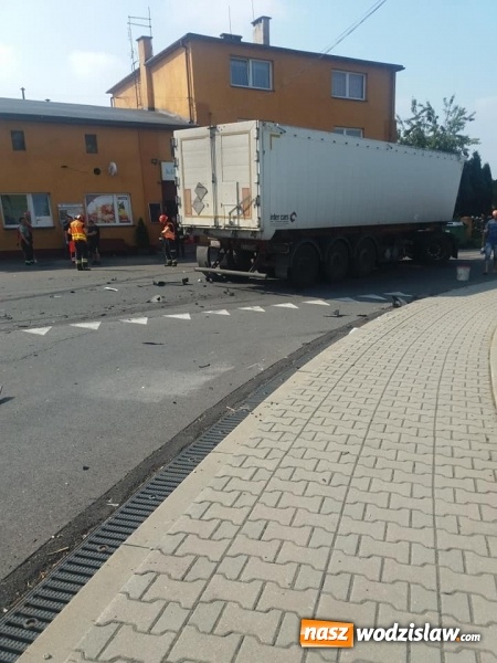 Zdjęcie w galerii na portalu naszwodzislaw.com: To mogło skończyć się tragicznie! Policja publikuje wstrząsające nagranie kolizji ciężarówki z osobowym BMW wiadomości z regionu