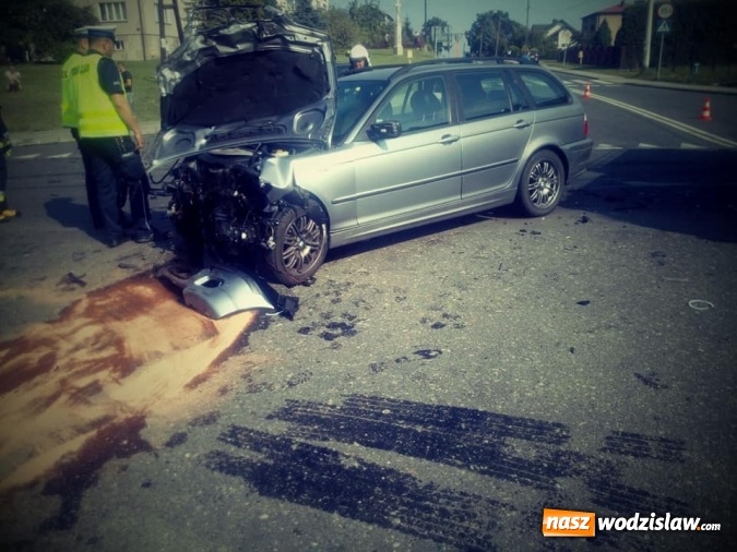 Zdjęcie w galerii na portalu naszwodzislaw.com: To mogło skończyć się tragicznie! Policja publikuje wstrząsające nagranie kolizji ciężarówki z osobowym BMW wiadomości z regionu