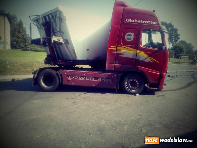 Zdjęcie w galerii na portalu naszwodzislaw.com: To mogło skończyć się tragicznie! Policja publikuje wstrząsające nagranie kolizji ciężarówki z osobowym BMW wiadomości z regionu