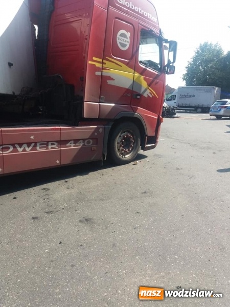 Zdjęcie w galerii na portalu naszwodzislaw.com: To mogło skończyć się tragicznie! Policja publikuje wstrząsające nagranie kolizji ciężarówki z osobowym BMW wiadomości z regionu