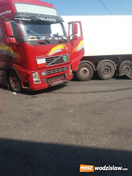 Zdjęcie w galerii na portalu naszwodzislaw.com: To mogło skończyć się tragicznie! Policja publikuje wstrząsające nagranie kolizji ciężarówki z osobowym BMW wiadomości z regionu