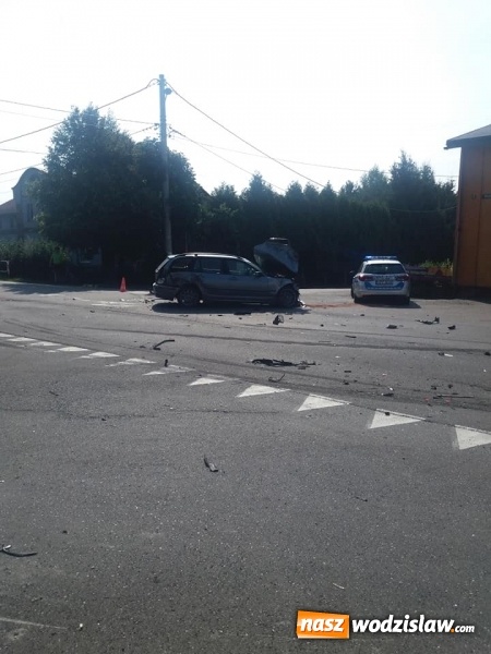 Zdjęcie w galerii na portalu naszwodzislaw.com: To mogło skończyć się tragicznie! Policja publikuje wstrząsające nagranie kolizji ciężarówki z osobowym BMW wiadomości z regionu