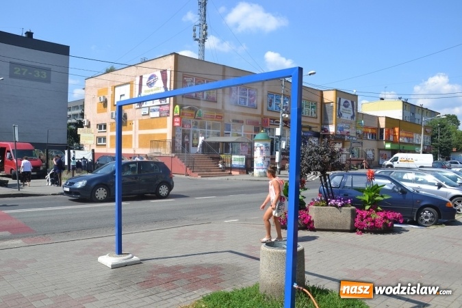 Zdjęcie w galerii na portalu naszwodzislaw.com: W centrum Radlina pojawiła się bramka zraszająca wiadomości z regionu