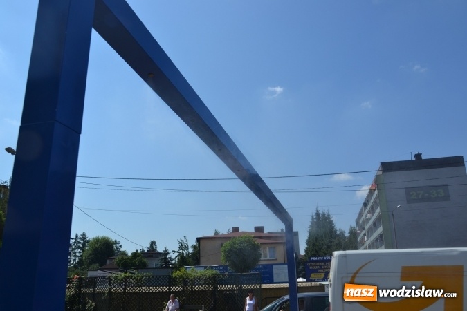 Zdjęcie w galerii na portalu naszwodzislaw.com: W centrum Radlina pojawiła się bramka zraszająca wiadomości z regionu