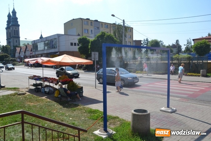 Zdjęcie w galerii na portalu naszwodzislaw.com: W centrum Radlina pojawiła się bramka zraszająca wiadomości z regionu