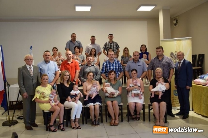 Zdjęcie w galerii na portalu naszwodzislaw.com: Najmłodsi mieszkańcy Gminy Mszana otrzymali drobne upominki  wiadomości z regionu